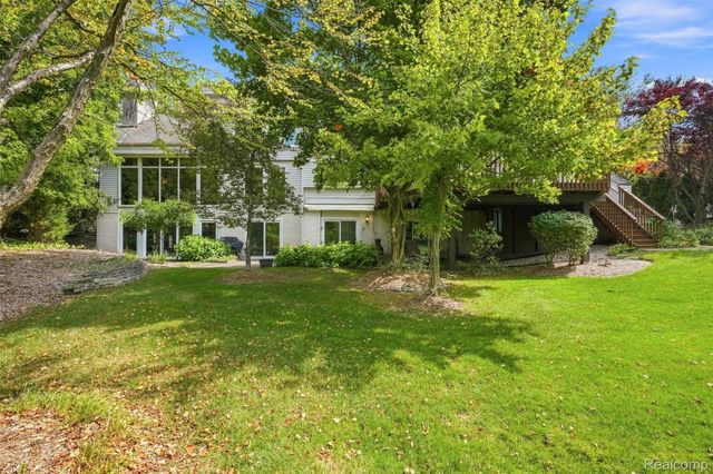 305 Wilshire Drive, Bloomfield Charter Township, MI 48302