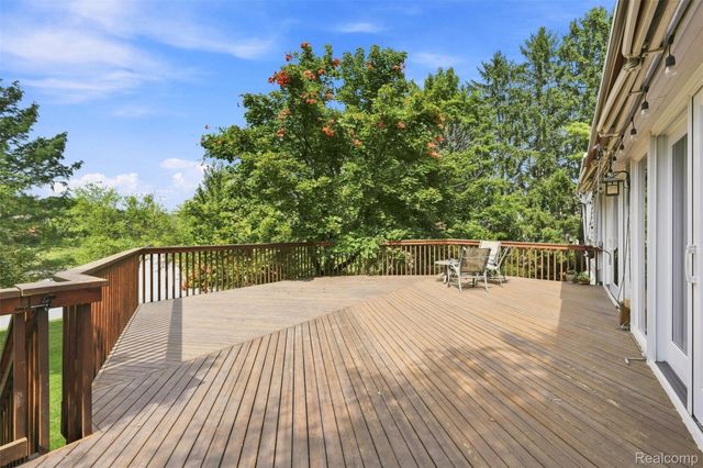 305 Wilshire Drive, Bloomfield Charter Township, MI 48302