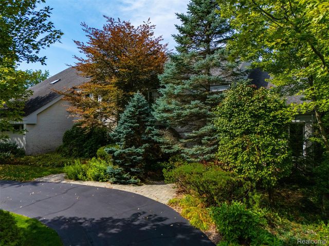 305 Wilshire Drive, Bloomfield Charter Township, MI 48302