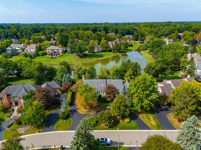 305 Wilshire Drive, Bloomfield Charter Township, MI 48302