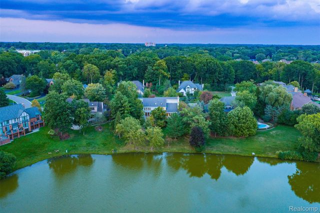 305 Wilshire Drive, Bloomfield Charter Township, MI 48302
