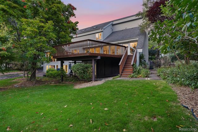 305 Wilshire Drive, Bloomfield Charter Township, MI 48302