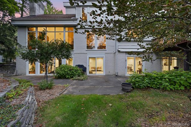 305 Wilshire Drive, Bloomfield Charter Township, MI 48302