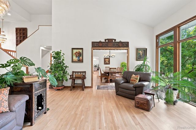 305 Wilshire Drive, Bloomfield Charter Township, MI 48302