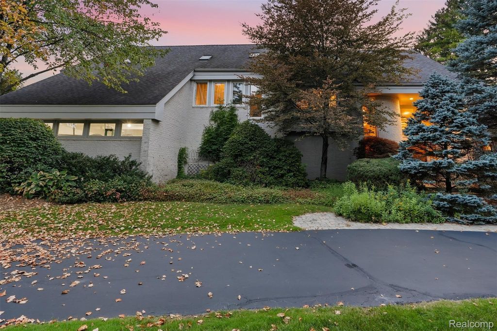 305 Wilshire Drive, Bloomfield Charter Township, MI 48302