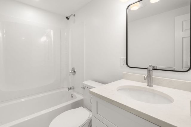 8 Strafford Rd 8, Westwood, MA 02090