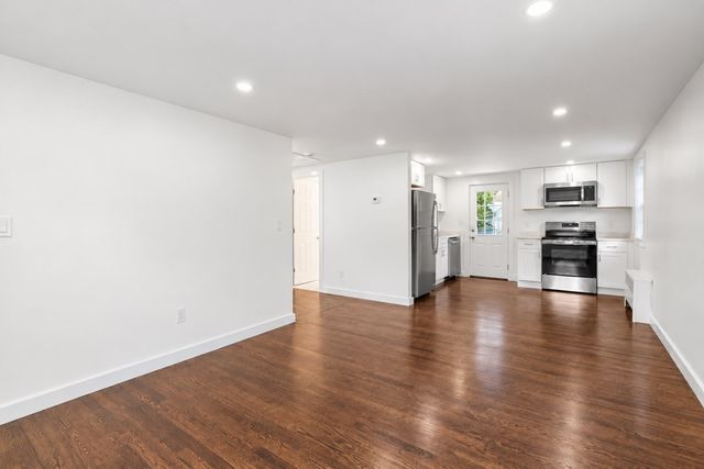 8 Strafford Rd 8, Westwood, MA 02090