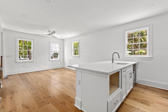 2 Henrietta Street, Charleston, SC 29403