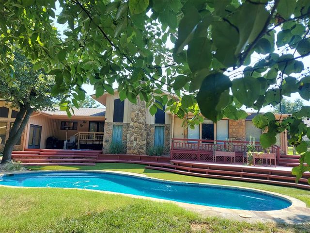 1909 N Mistletoe Lane, Edmond, OK 73034