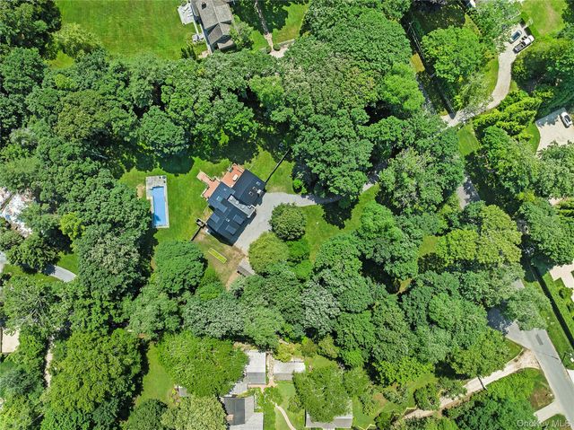 17 Baiting Hollow Road, East Hampton, NY 11937