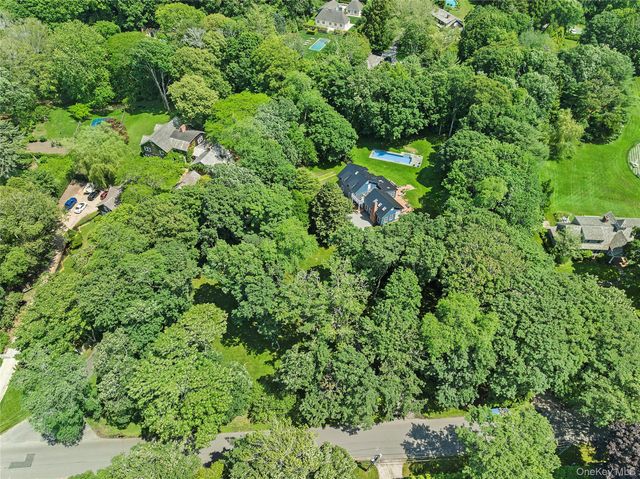 17 Baiting Hollow Road, East Hampton, NY 11937