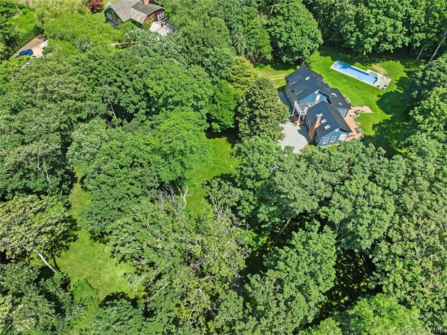 17 Baiting Hollow Road, East Hampton, NY 11937