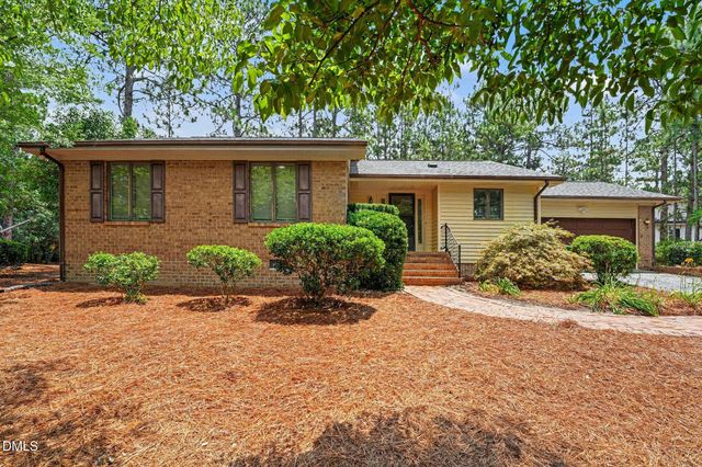 1555 Longleaf Drive E, Pinehurst, NC 28374