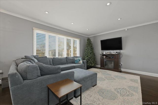 881 Buckley Place, Westbury, NY 11590