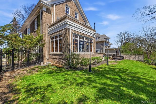 1 Hillcrest Street, Niagara Falls, NY 14303