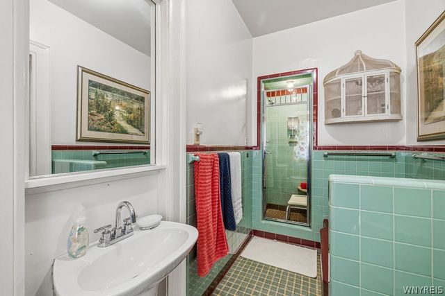 1 Hillcrest Street, Niagara Falls, NY 14303