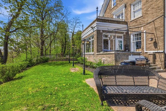 1 Hillcrest Street, Niagara Falls, NY 14303
