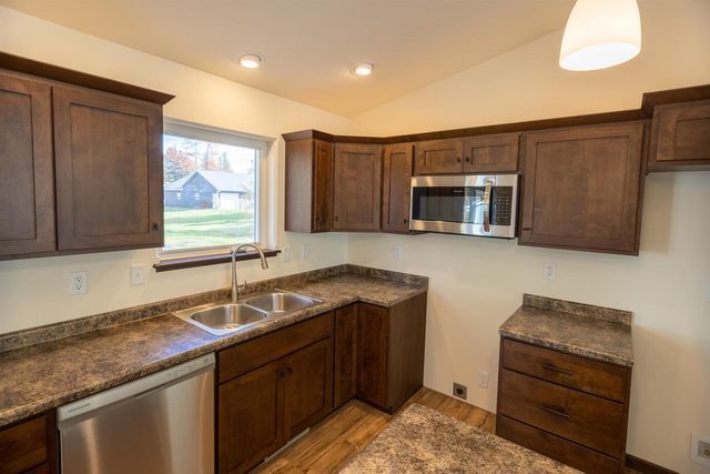 610 STILL WATERS LANE, Plover, WI 54467