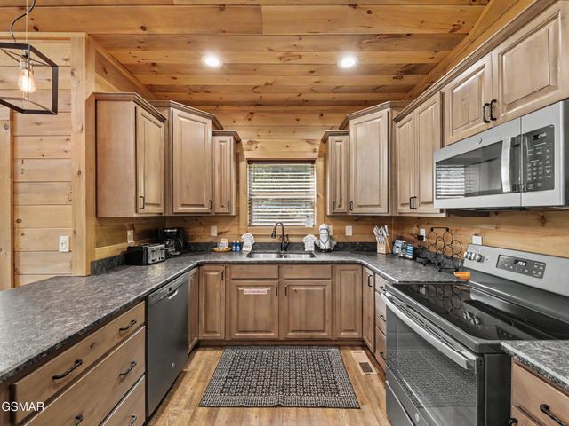 2724 Pine Crest Lane, Sevierville, TN 37862