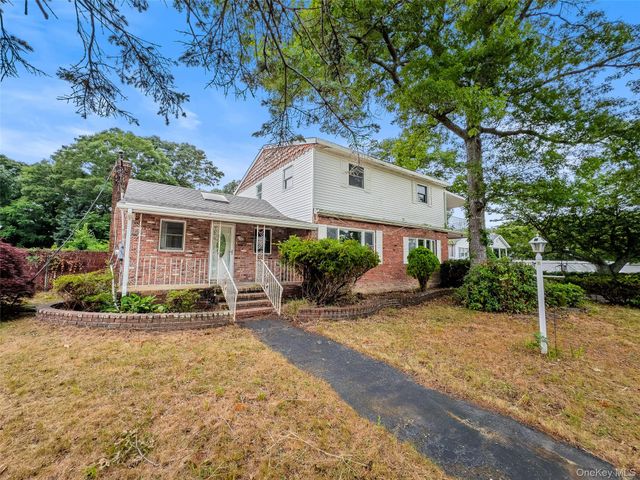 10 Windsor Place, Shirley, NY 11967