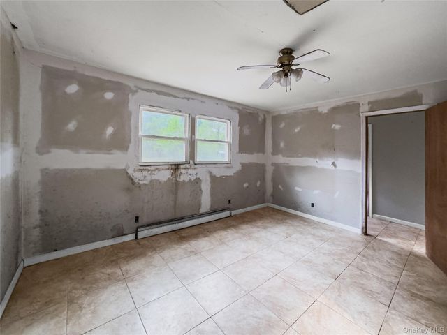 10 Windsor Place, Shirley, NY 11967