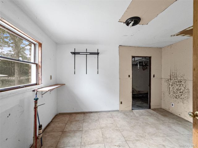 10 Windsor Place, Shirley, NY 11967