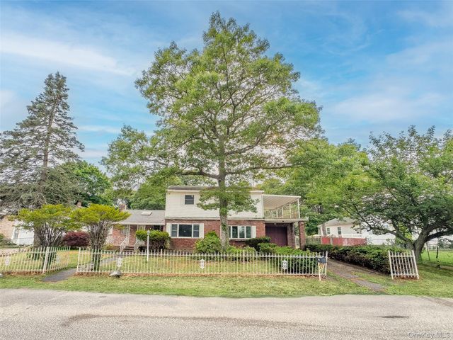 10 Windsor Place, Shirley, NY 11967