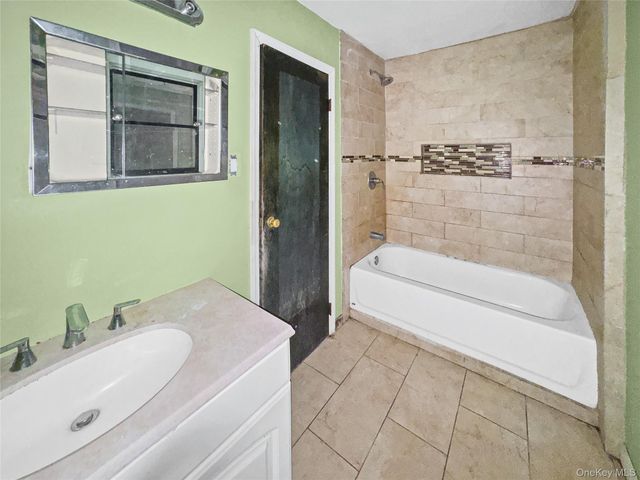 10 Windsor Place, Shirley, NY 11967