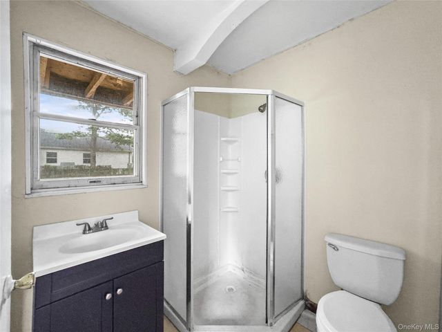 10 Windsor Place, Shirley, NY 11967
