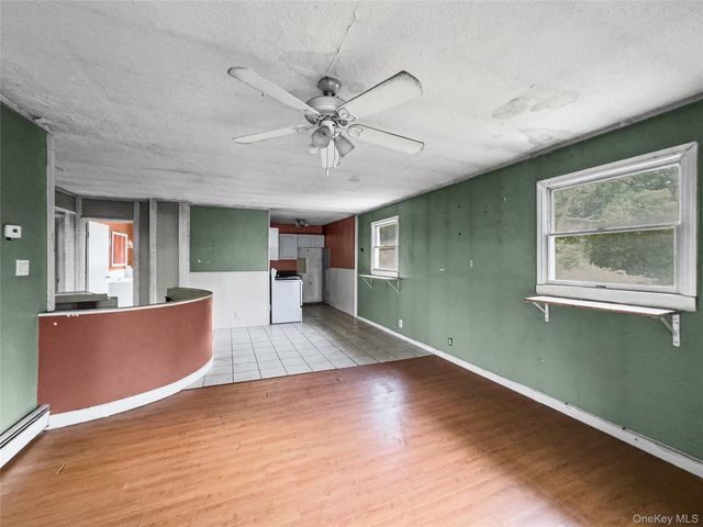 10 Windsor Place, Shirley, NY 11967