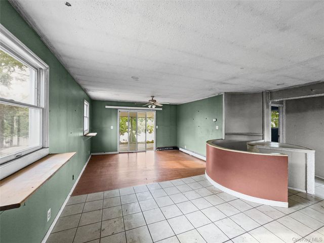 10 Windsor Place, Shirley, NY 11967