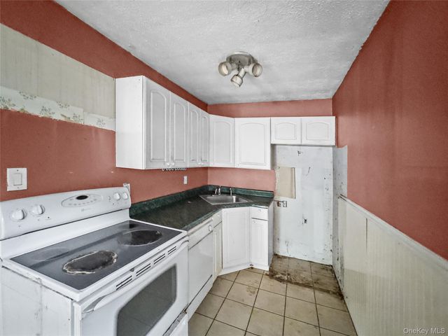 10 Windsor Place, Shirley, NY 11967