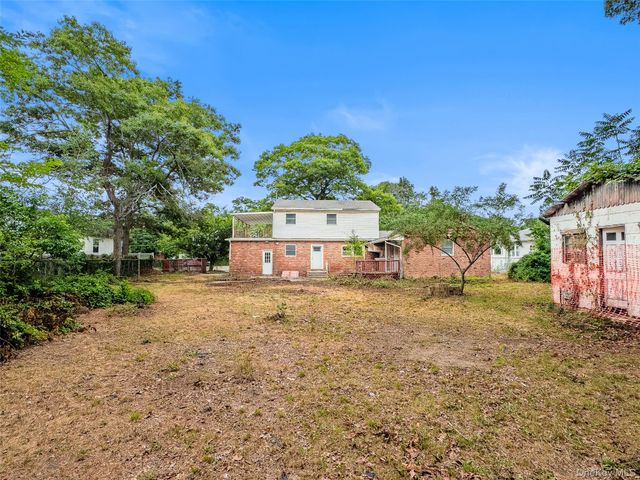 10 Windsor Place, Shirley, NY 11967