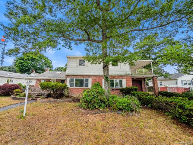10 Windsor Place, Shirley, NY 11967