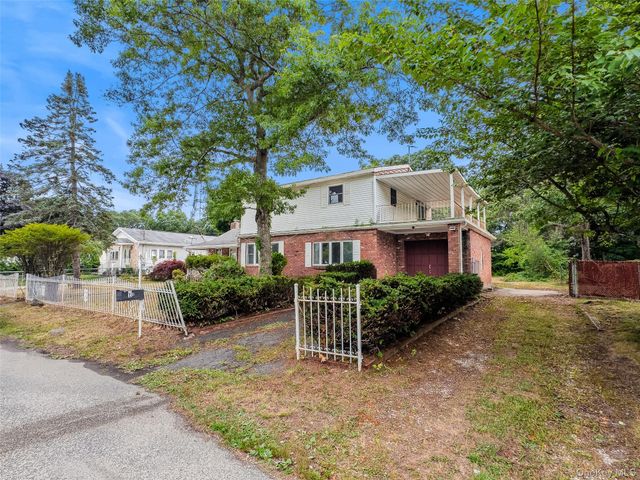 10 Windsor Place, Shirley, NY 11967