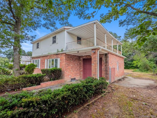 10 Windsor Place, Shirley, NY 11967