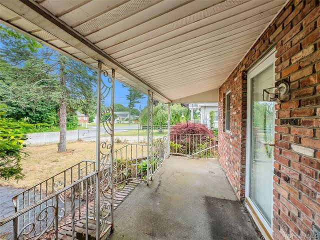 10 Windsor Place, Shirley, NY 11967