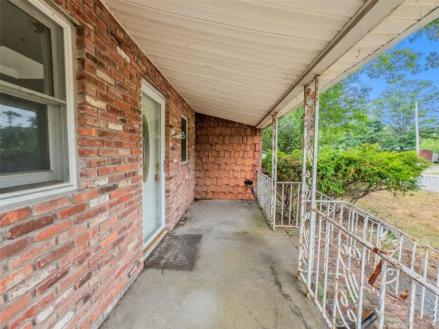 10 Windsor Place, Shirley, NY 11967