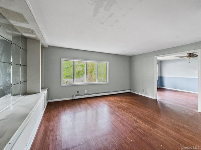 10 Windsor Place, Shirley, NY 11967