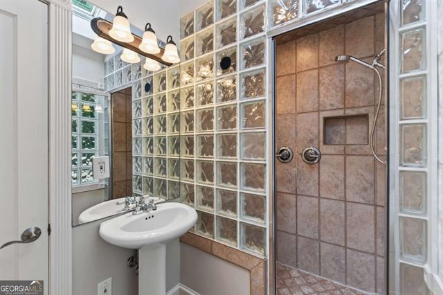 1040 Lindridge Drive NE, Atlanta, GA 30324