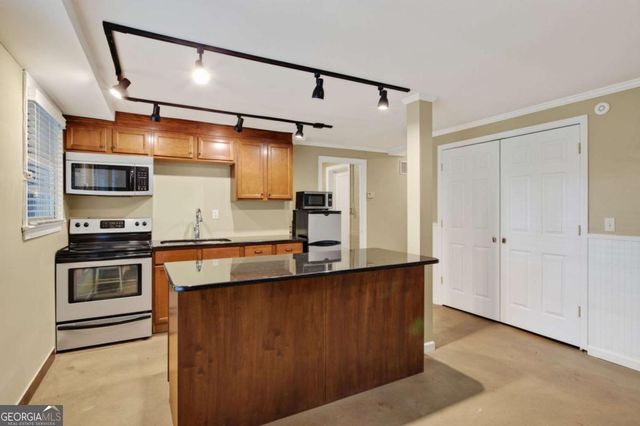 1040 Lindridge Drive NE, Atlanta, GA 30324