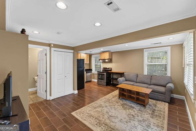 1040 Lindridge Drive NE, Atlanta, GA 30324