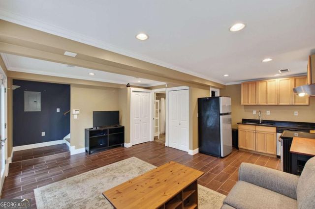 1040 Lindridge Drive NE, Atlanta, GA 30324