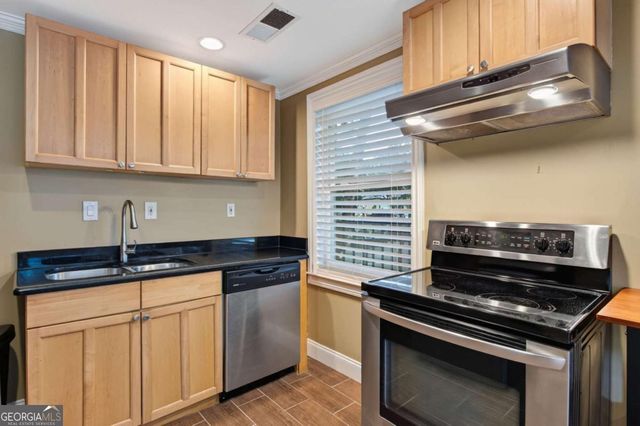 1040 Lindridge Drive NE, Atlanta, GA 30324