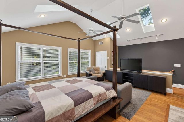 1040 Lindridge Drive NE, Atlanta, GA 30324