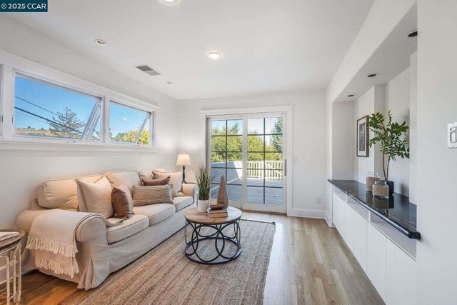 33 Altamount Drive, Orinda, CA 94563