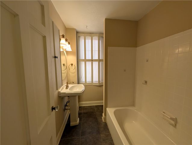 144 N Dithridge St 403, Oakland, PA 15213