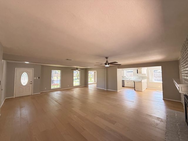 9814 Foxrun Court, Houston, TX 77080