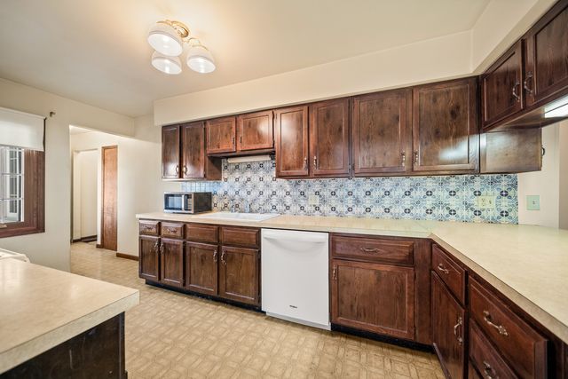 208 W 28th Avenue, Coal Valley, IL 61240