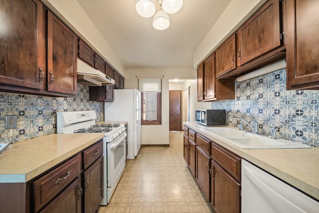 208 W 28th Avenue, Coal Valley, IL 61240